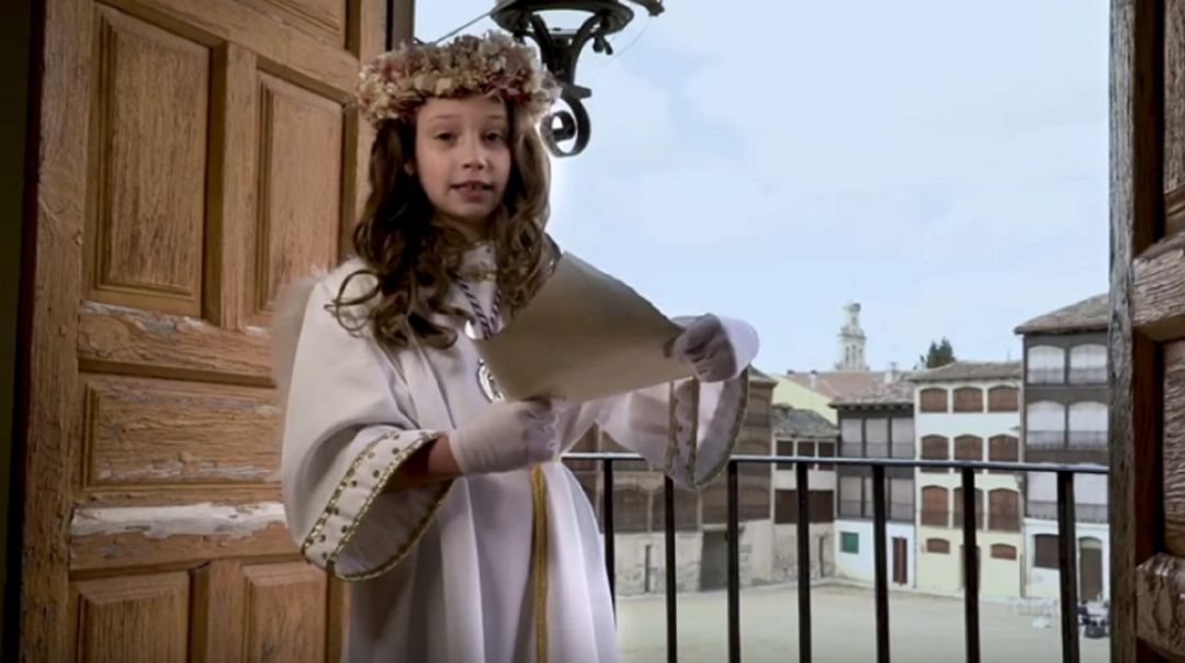 Yedra, la niña del Ángel, en su discurso a los peñafielenses en este Domingo de Resurrección. Yedra, la niña del Ángel, en su discurso a los peñafielenses en este Domingo de Resurrección.