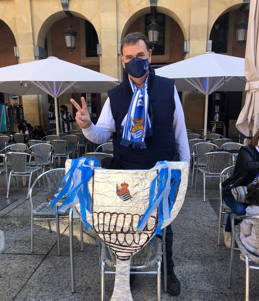 Jose Mari posa con la Copa que él mismo ha creado Jose Mari posa con la Copa que él mismo ha creado