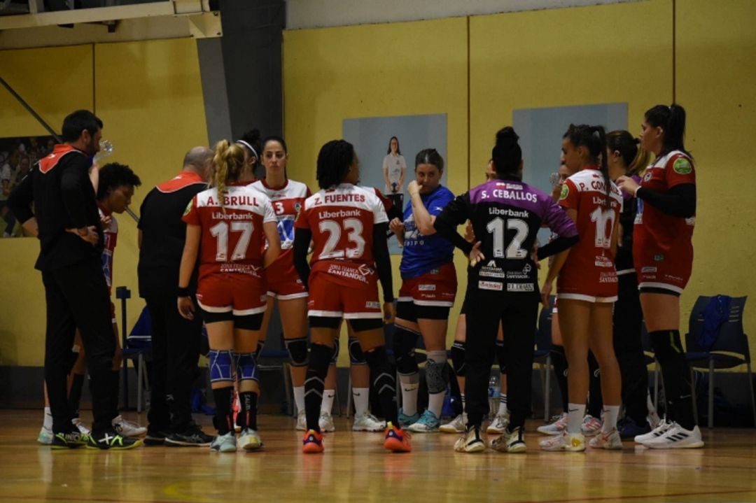 Las jugadoras del Uneatlántico Balonmano Pereda durante uno de los tiempos muertos recibiendo instrucciones de Santi Abascal Las jugadoras del Uneatlántico Balonmano Pereda durante uno de los tiempos muertos recibiendo instrucciones de Santi Abascal