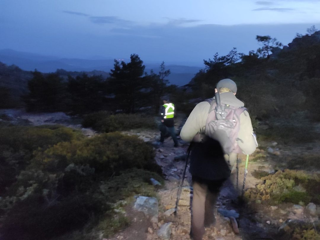 La Guardia Civil ha rescatado a dos grupos de senderistas y a otro montañero que fueron sorprendidos ayer sábado en la sierra de Madrid y de Segovia por las tormentas, y que estaban desorientados, cansados y empapados. Según ha informado este domingo la Comandancia de la Guardia Civil de Madrid, el Servicio de Rescate e Intervención en Montaña (SEREIM) auxilió en primer lugar a dos grupos -uno de cinco personas y otro de dos- que salieron para hacer una ruta por Peñalara, en la sierra madrileña de Guadarrama. Les sorprendió la tormenta y sobre las dos de la tarde pidieron ayuda, por lo que los agentes acudieron a rescatarles y les encontraron en la zona de Peña Citores desorientados, mojados y cansados. La Guardia Civil ha rescatado a dos grupos de senderistas y a otro montañero que fueron sorprendidos ayer sábado en la sierra de Madrid y de Segovia por las tormentas, y que estaban desorientados, cansados y empapados. Según ha informado este domingo la Comandancia de la Guardia Civil de Madrid, el Servicio de Rescate e Intervención en Montaña (SEREIM) auxilió en primer lugar a dos grupos -uno de cinco personas y otro de dos- que salieron para hacer una ruta por Peñalara, en la sierra madrileña de Guadarrama. Les sorprendió la tormenta y sobre las dos de la tarde pidieron ayuda, por lo que los agentes acudieron a rescatarles y les encontraron en la zona de Peña Citores desorientados, mojados y cansados.