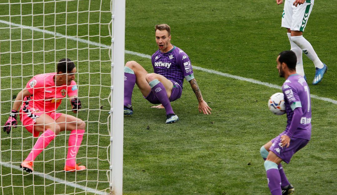 ELCHE.- El jugador del Betis Juan Miguel Jiménez (d), y el portero del Elche Edgar Badía, durante el partido de la jornada 29 de LaLiga Santander, este domingo en el estadio Manuel Martínez Valero en Elche. EFE Manuel Lorenzo ELCHE.- El jugador del Betis Juan Miguel Jiménez (d), y el portero del Elche Edgar Badía, durante el partido de la jornada 29 de LaLiga Santander, este domingo en el estadio Manuel Martínez Valero en Elche. EFE Manuel Lorenzo