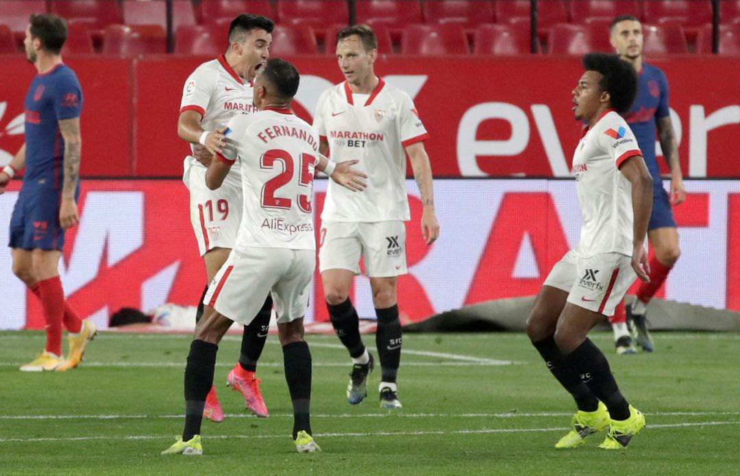 Acuña celebra el gol de la victoria con sus compañeros. Acuña celebra el gol de la victoria con sus compañeros.