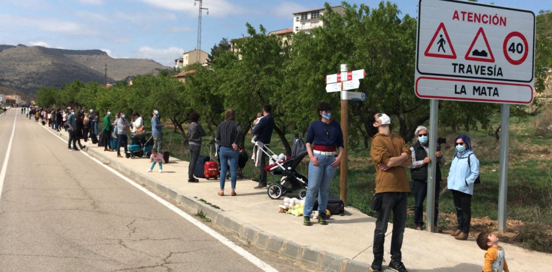 Los vecinos de La Mata han salido a la calle con maletas para denunciar que este proyecto les expulsará de sus casas. Los vecinos de La Mata han salido a la calle con maletas para denunciar que este proyecto les expulsará de sus casas.