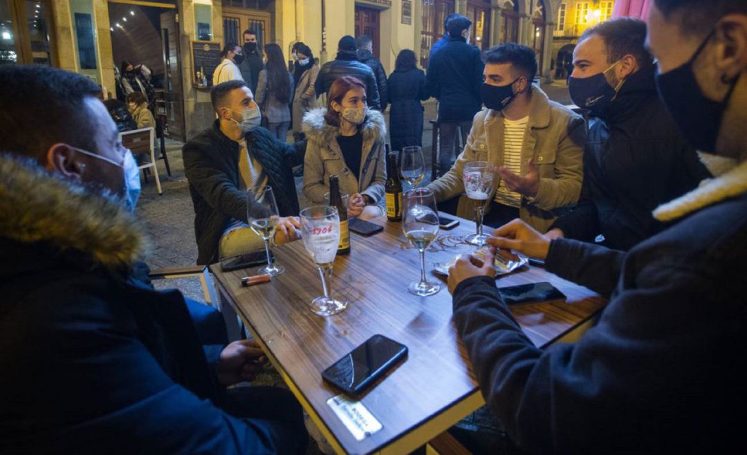 Terraza de un bar con numerosos asistentes Terraza de un bar con numerosos asistentes