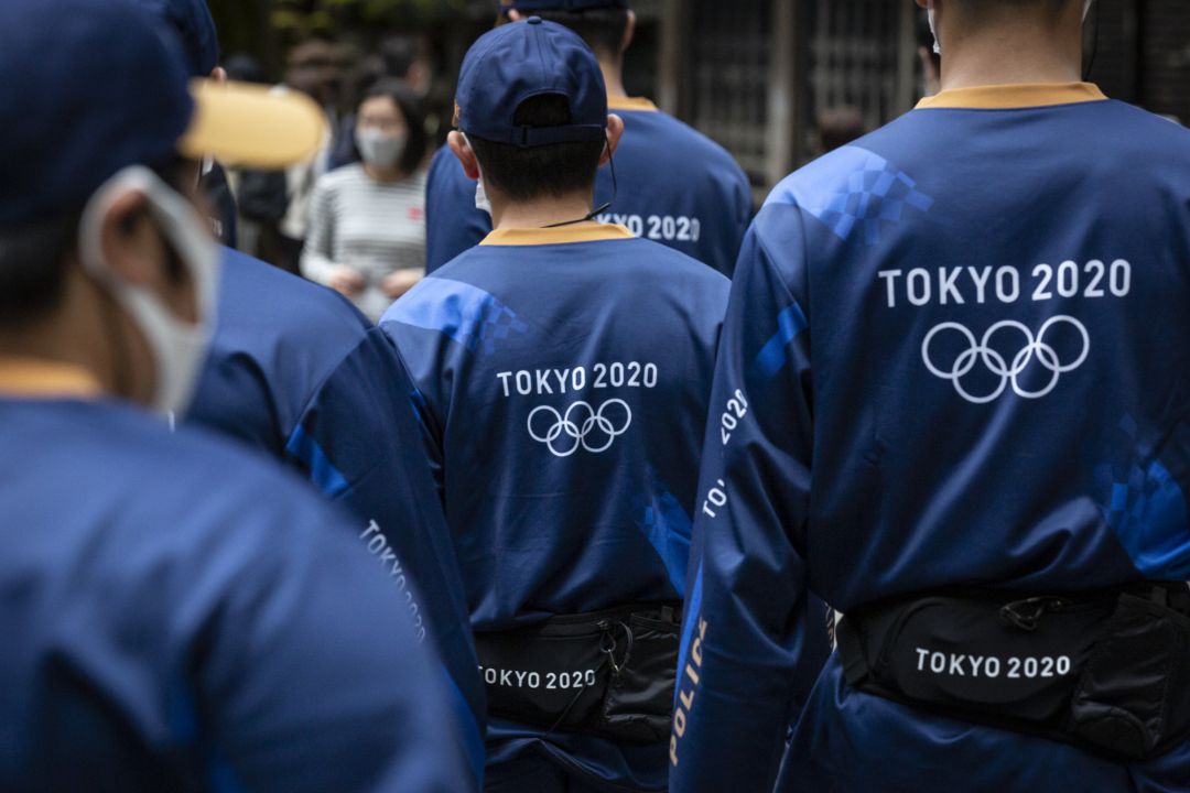 Policía japonesa con ropa de los Juegos Olímpicos de Tokio que, previsiblemente, se celebrarán este verano Policía japonesa con ropa de los Juegos Olímpicos de Tokio que, previsiblemente, se celebrarán este verano