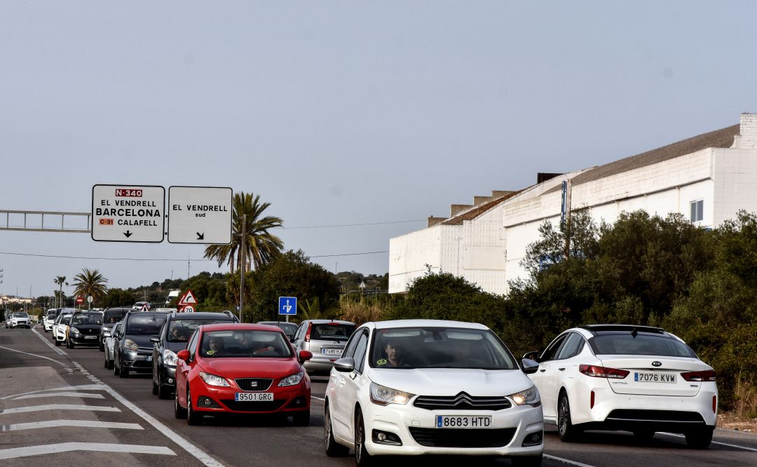 Varios vehículos circulan por una carretera catalana. Varios vehículos circulan por una carretera catalana.