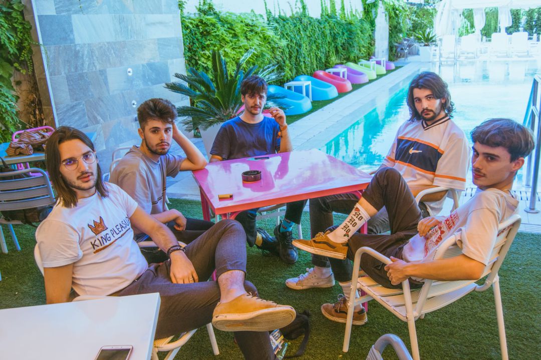 El grupo granadino cuenta con Néstor Romero, vocalista y guitarra de Motilla del Palancar (segundo por la izquierda) El grupo granadino cuenta con Néstor Romero, vocalista y guitarra de Motilla del Palancar (segundo por la izquierda)