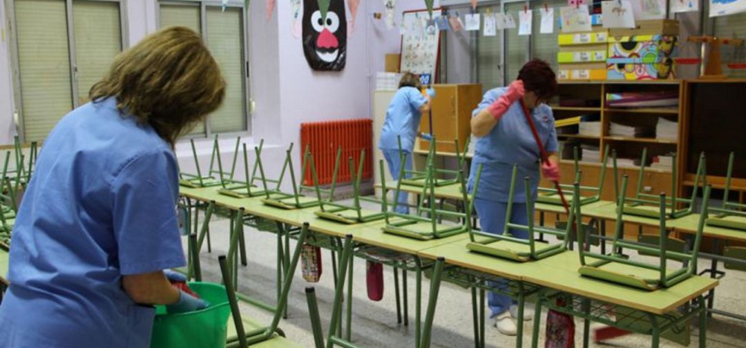 Imagen de archivo de la limpieza en un colegio Imagen de archivo de la limpieza en un colegio