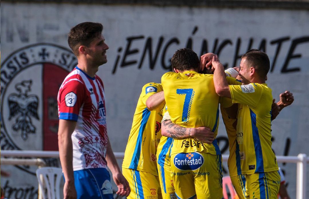 La plantilla ribereña celebra el tanto de Munguía ante el Bembibre. La plantilla ribereña celebra el tanto de Munguía ante el Bembibre.