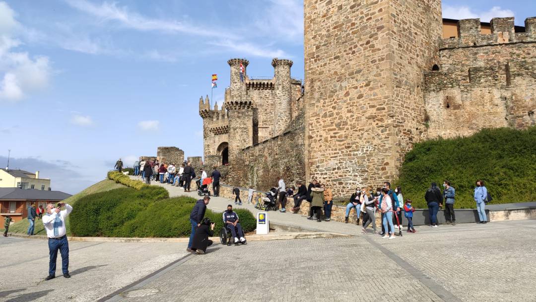 Colas en Semana Santa frente al castillo de los Templarios Colas en Semana Santa frente al castillo de los Templarios