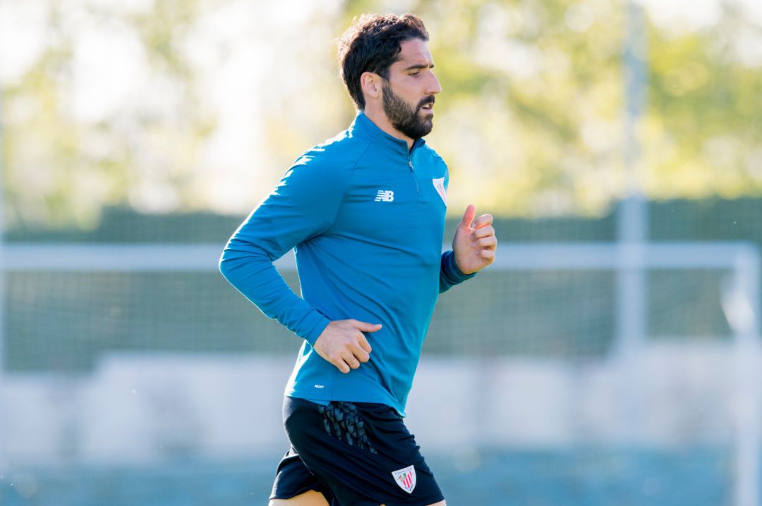 Raúl García, durante un entrenamiento en Lezama Raúl García, durante un entrenamiento en Lezama