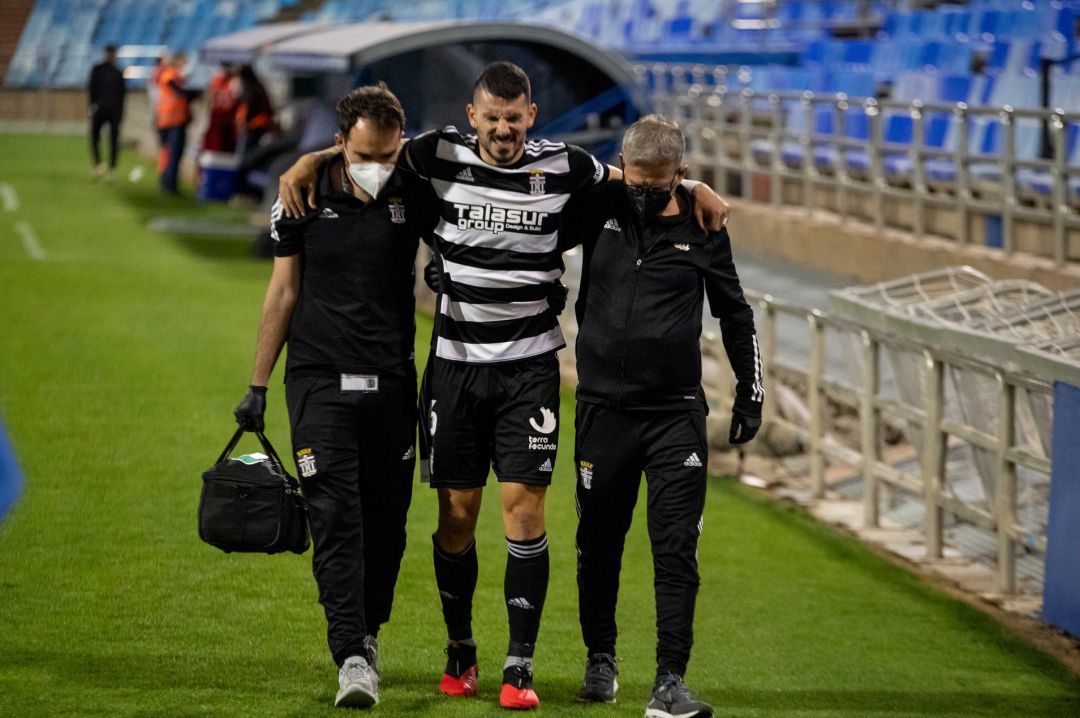 Datkovic retirándose lesionado en La Romareda Datkovic retirándose lesionado en La Romareda