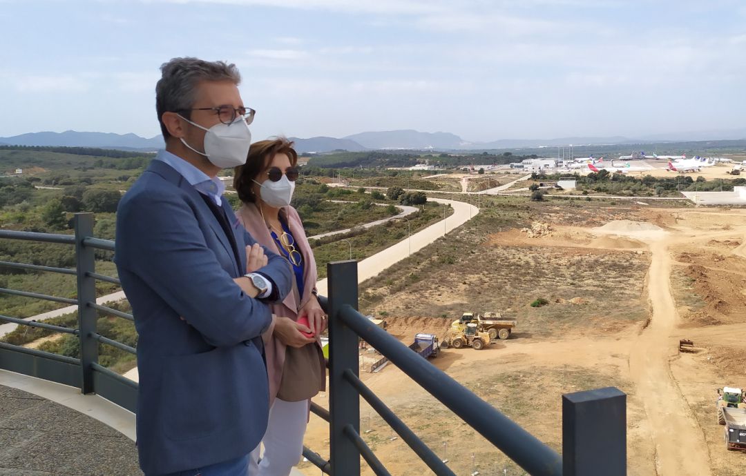 Imagen del conseller y presidente de Aerocas, Arcadi España, con la directora del aeropuerto, Blanca Marín Imagen del conseller y presidente de Aerocas, Arcadi España, con la directora del aeropuerto, Blanca Marín