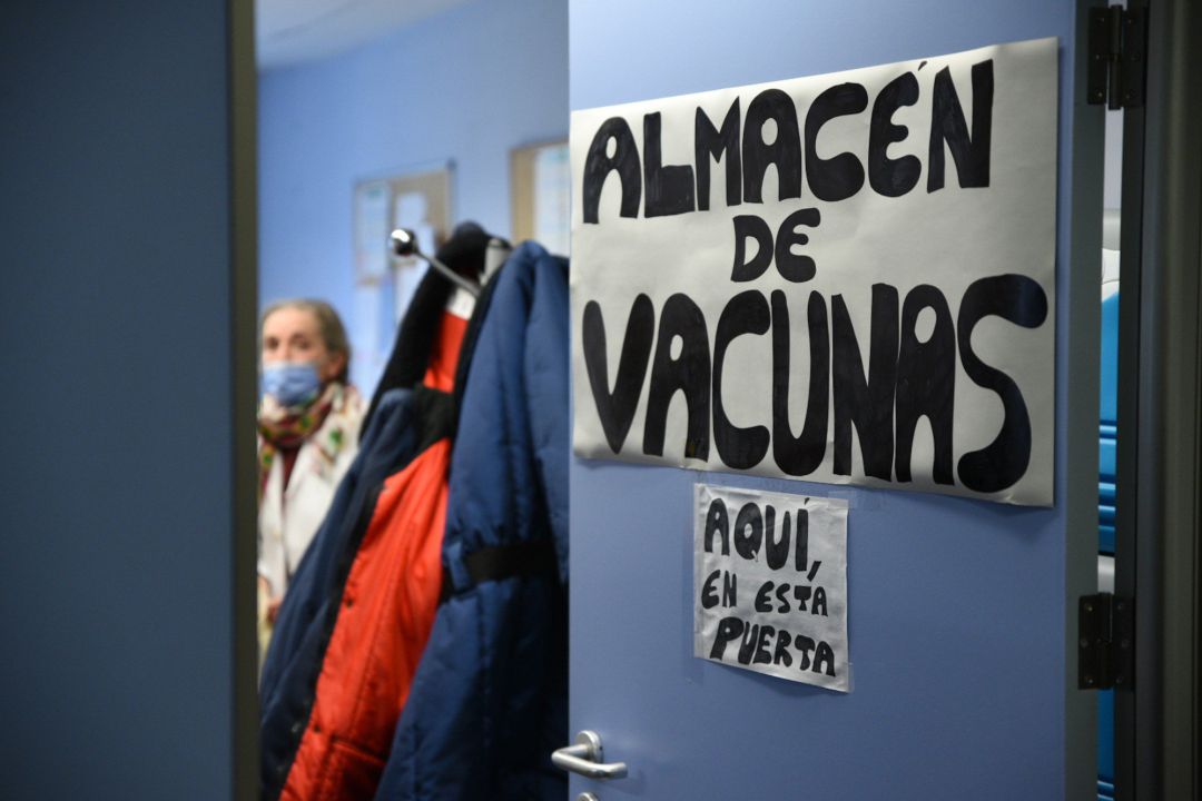 Un cartel señala un almacén de vacunas. Un cartel señala un almacén de vacunas.