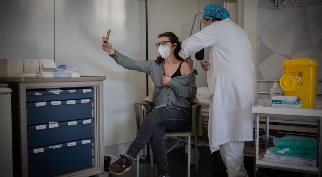 Una enfermera vacuna a un profesional sanitario con la vacuna de Pfizer-BioNtech contra el COVID-19. Una enfermera vacuna a un profesional sanitario con la vacuna de Pfizer-BioNtech contra el COVID-19.
