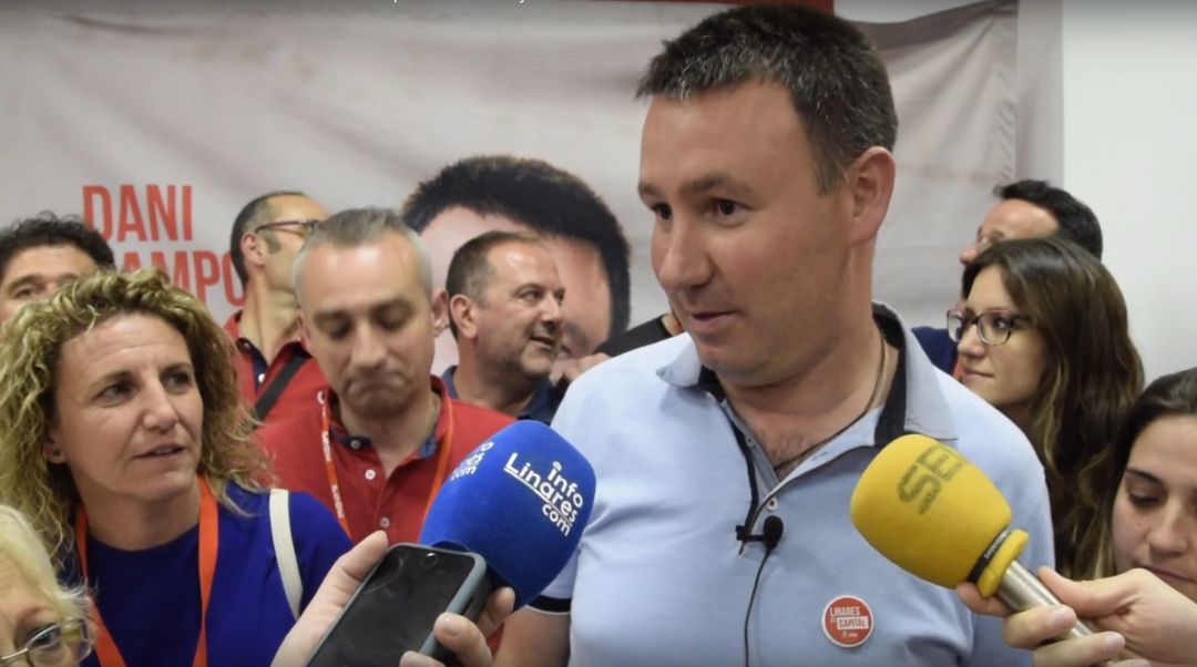 Daniel Campos, durante una atención a medios en la noche electoral del 2019 en Linares Daniel Campos, durante una atención a medios en la noche electoral del 2019 en Linares