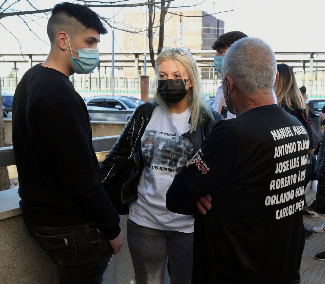 Familiares y compañeros de los seis mineros fallecidos en el accidente del Pozo Emilio del Valle, en octubre de 2013, a su llegada a los juzgados de León donde empieza el juicio por un delito de homicidio imprudente. Familiares y compañeros de los seis mineros fallecidos en el accidente del Pozo Emilio del Valle, en octubre de 2013, a su llegada a los juzgados de León donde empieza el juicio por un delito de homicidio imprudente.