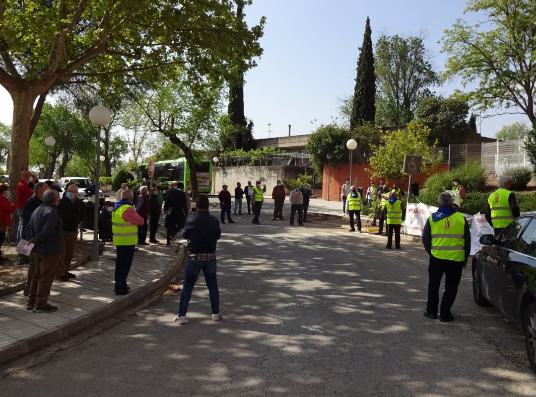 Concentración de la Plataforma en Defensa de las Pensiones de Linares a las puertas del "geriátrico". Concentración de la Plataforma en Defensa de las Pensiones de Linares a las puertas del "geriátrico".
