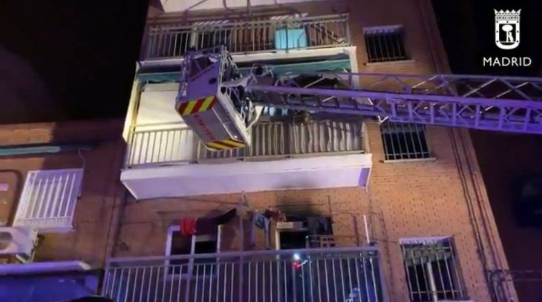 Bomberos extinguen un incendio en el distrito de Villaverde, en Madrid Bomberos extinguen un incendio en el distrito de Villaverde, en Madrid