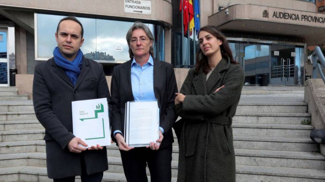 Los concejales Marta Higueras y José Manuel Calvo junto a Rita Maestre frente a la Audiencia Nacioonal. Los concejales Marta Higueras y José Manuel Calvo junto a Rita Maestre frente a la Audiencia Nacioonal.