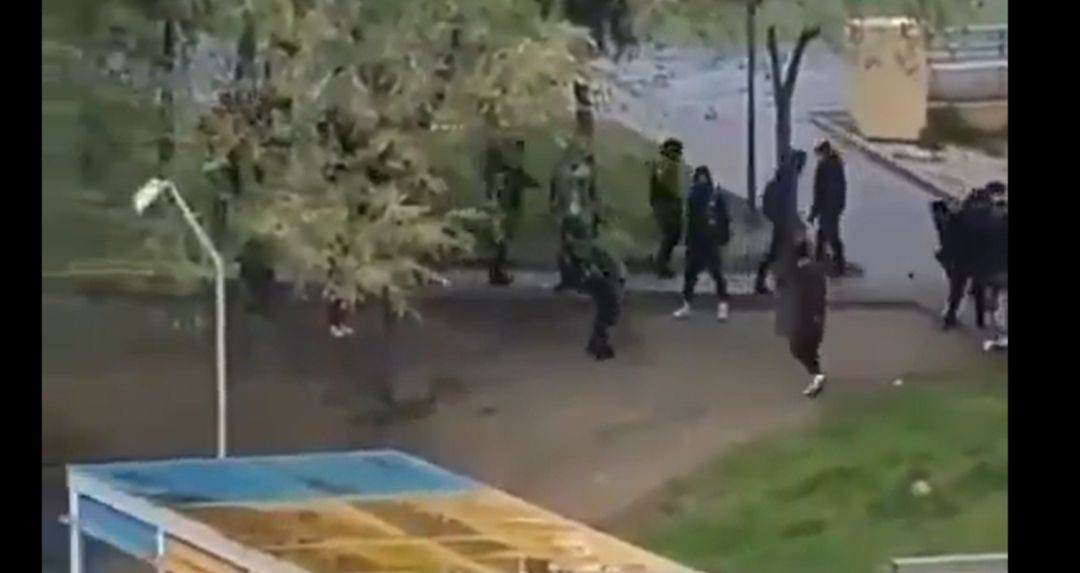 Captura del vídeo grabado por los vecinos. Captura del vídeo grabado por los vecinos.