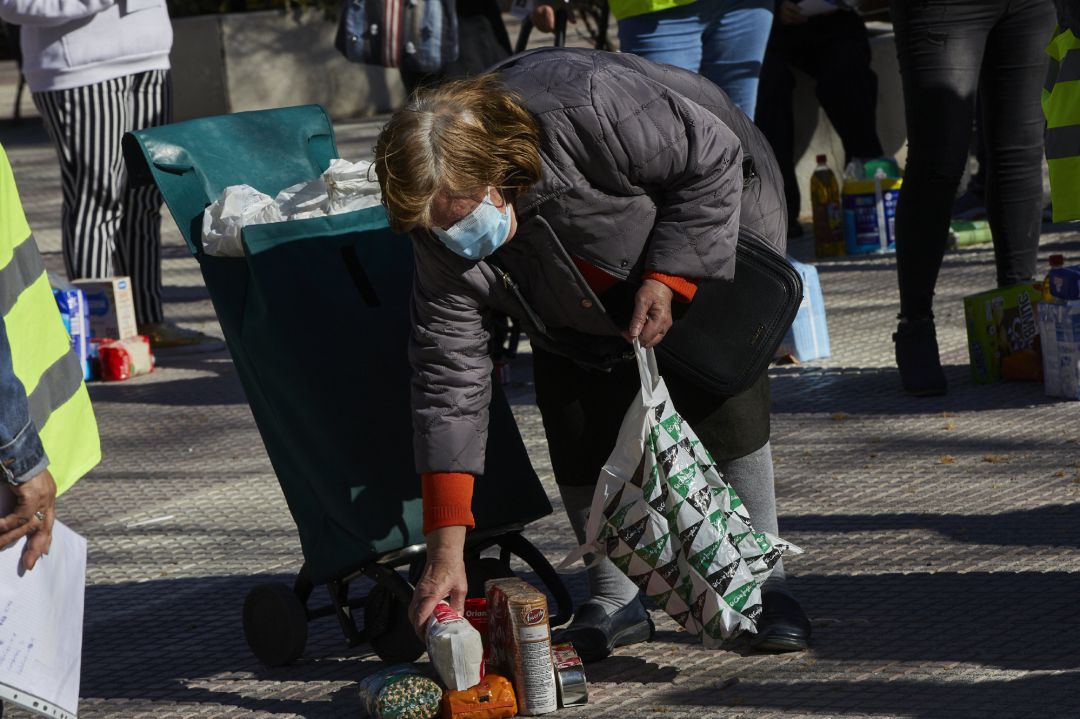 Una mujer recoge productos de alimentación donados Una mujer recoge productos de alimentación donados