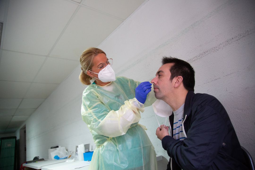 Una sanitaria realiza un test de antígenos o una PCR a un hombre Una sanitaria realiza un test de antígenos o una PCR a un hombre
