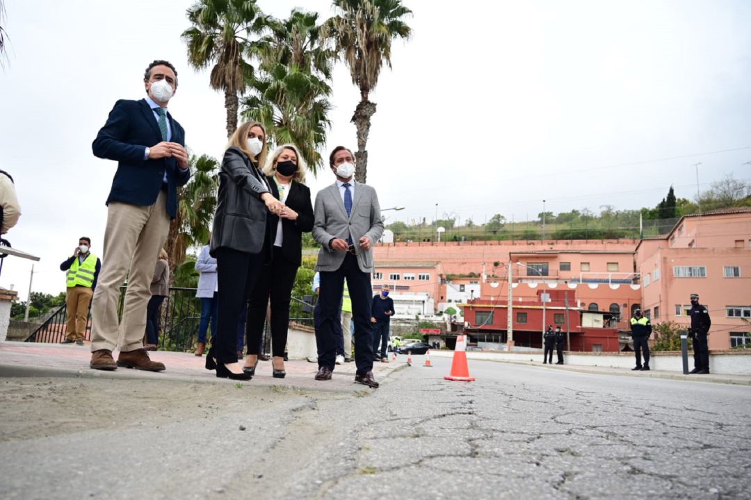 La consejera de Fomento, Marifrán Carazo, visita junto con la alcaldesa de Almuñécar, Trinidad Herrera, las obras del tramo de la A- 4050 a su paso por Torrecuevas La consejera de Fomento, Marifrán Carazo, visita junto con la alcaldesa de Almuñécar, Trinidad Herrera, las obras del tramo de la A- 4050 a su paso por Torrecuevas
