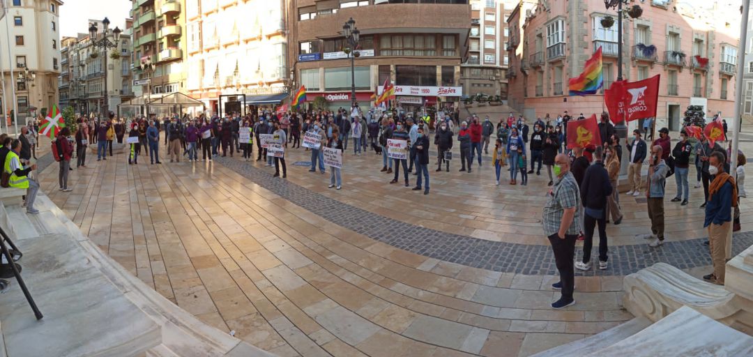 Más de un centenar de personas se concentran en Cartagena contra ataque a sede de Podemos Más de un centenar de personas se concentran en Cartagena contra ataque a sede de Podemos