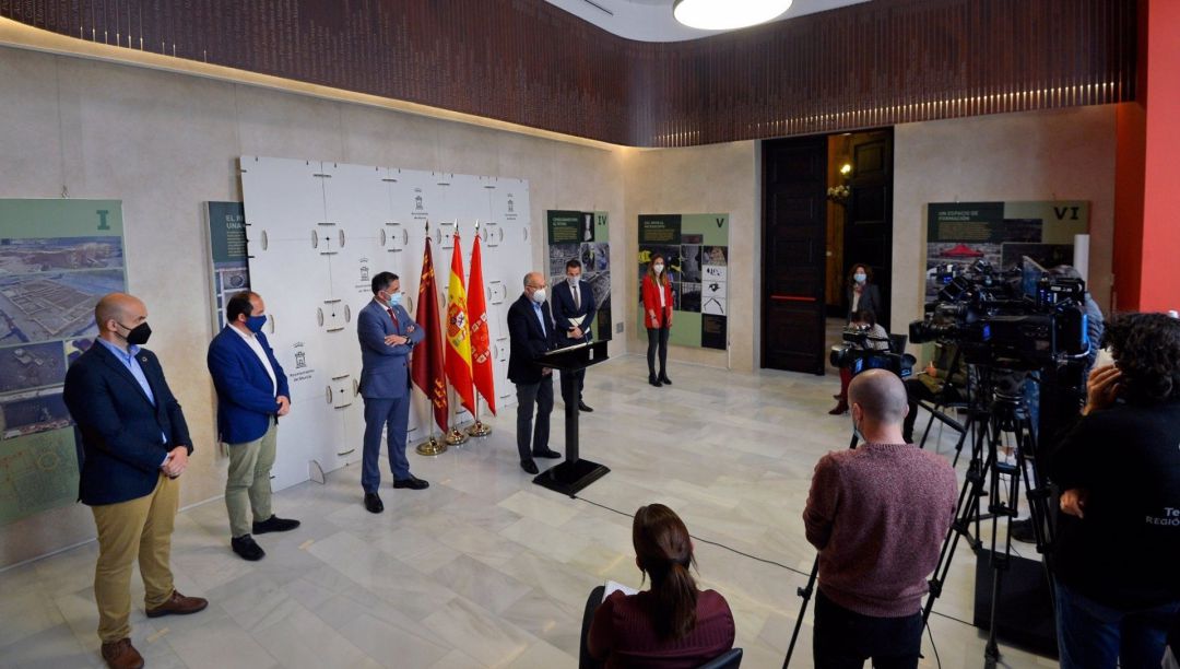 Rueda de prensa del alcalde de Murcia, José Antonio Serrano, acompañado del vicealcalde Mario Gómez, el presidente de la Federación de Peñas Huertanas, Juan Pablo Hernández; el presidente de la Agrupación Sardinera, José Antonio Sánchez; y concejales Rueda de prensa del alcalde de Murcia, José Antonio Serrano, acompañado del vicealcalde Mario Gómez, el presidente de la Federación de Peñas Huertanas, Juan Pablo Hernández; el presidente de la Agrupación Sardinera, José Antonio Sánchez; y concejales