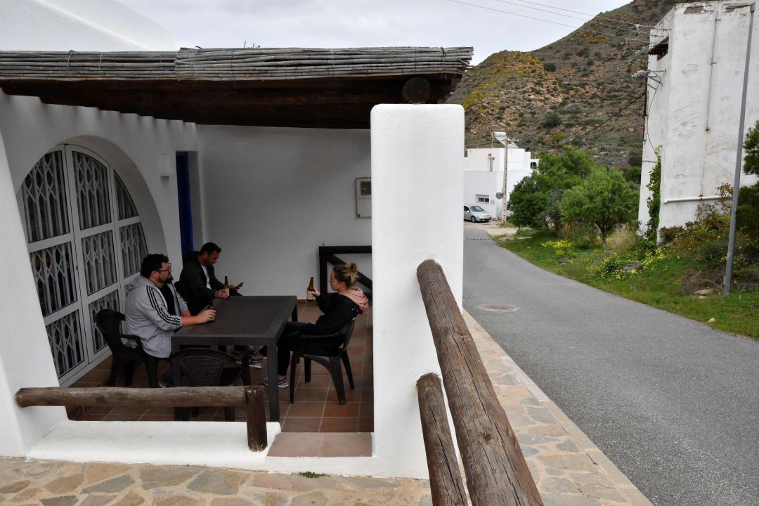 Unas personas sentadas en un alojamiento rural. Unas personas sentadas en un alojamiento rural.