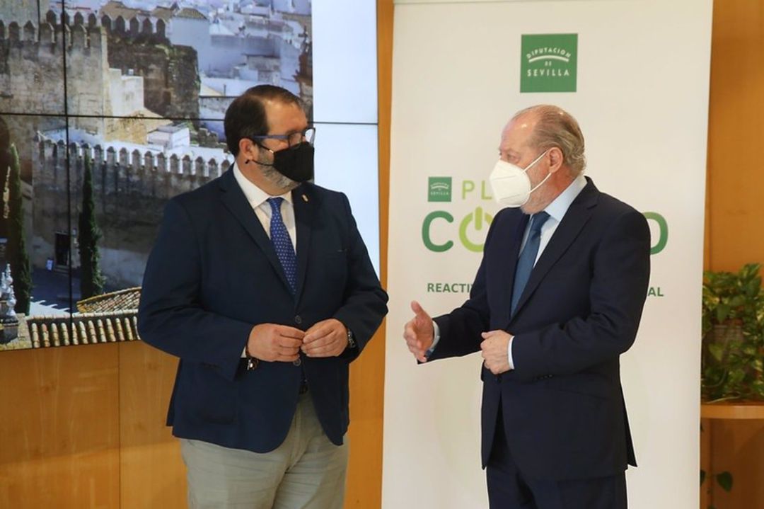 El alcalde de Carmona, Juan Ávila, con el presidente de la Diputación de Sevilla, Fernando Rodríguez Villalobos El alcalde de Carmona, Juan Ávila, con el presidente de la Diputación de Sevilla, Fernando Rodríguez Villalobos