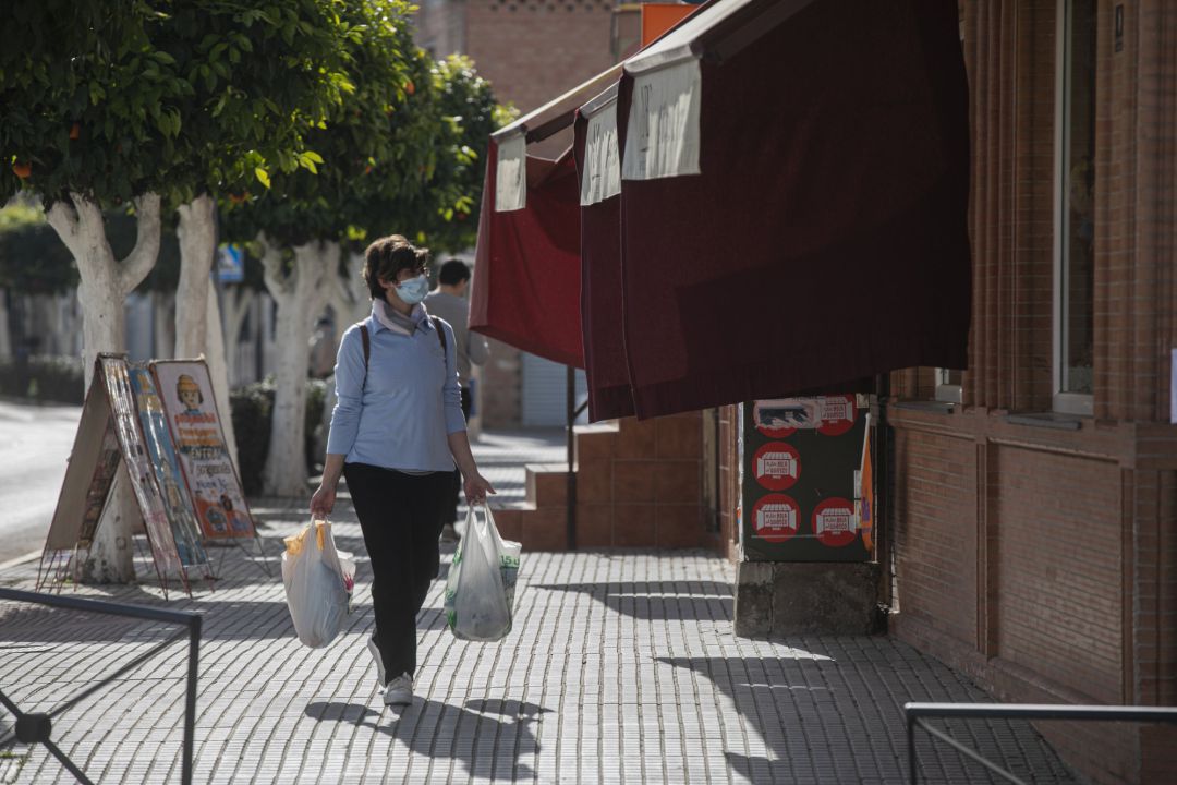 Archivo - Una mujer con bolsas de la compra pasea por una calle del municipio de La Algaba (Sevilla). Imagen de archivo. Archivo - Una mujer con bolsas de la compra pasea por una calle del municipio de La Algaba (Sevilla). Imagen de archivo.