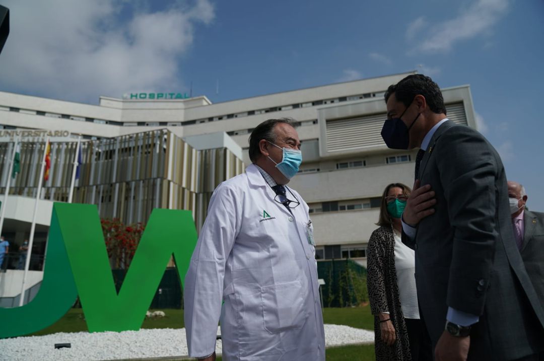 El presidente de la Junta, Juanma Moreno, llegando este lunes al Hospital Virgen Macarena El presidente de la Junta, Juanma Moreno, llegando este lunes al Hospital Virgen Macarena