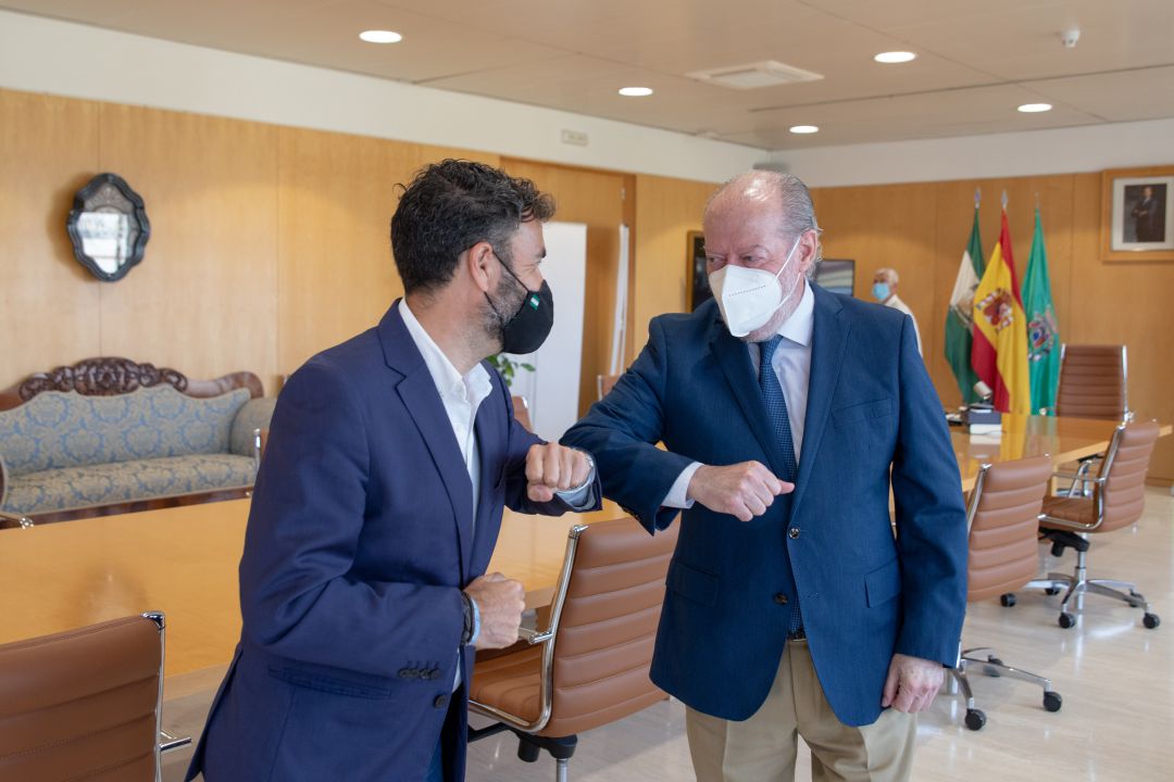 El alcalde de La Campana, Manuel Fernández Oviedo junto al presidente de la Diputación, Fernando Rodríguez Villalobos El alcalde de La Campana, Manuel Fernández Oviedo junto al presidente de la Diputación, Fernando Rodríguez Villalobos