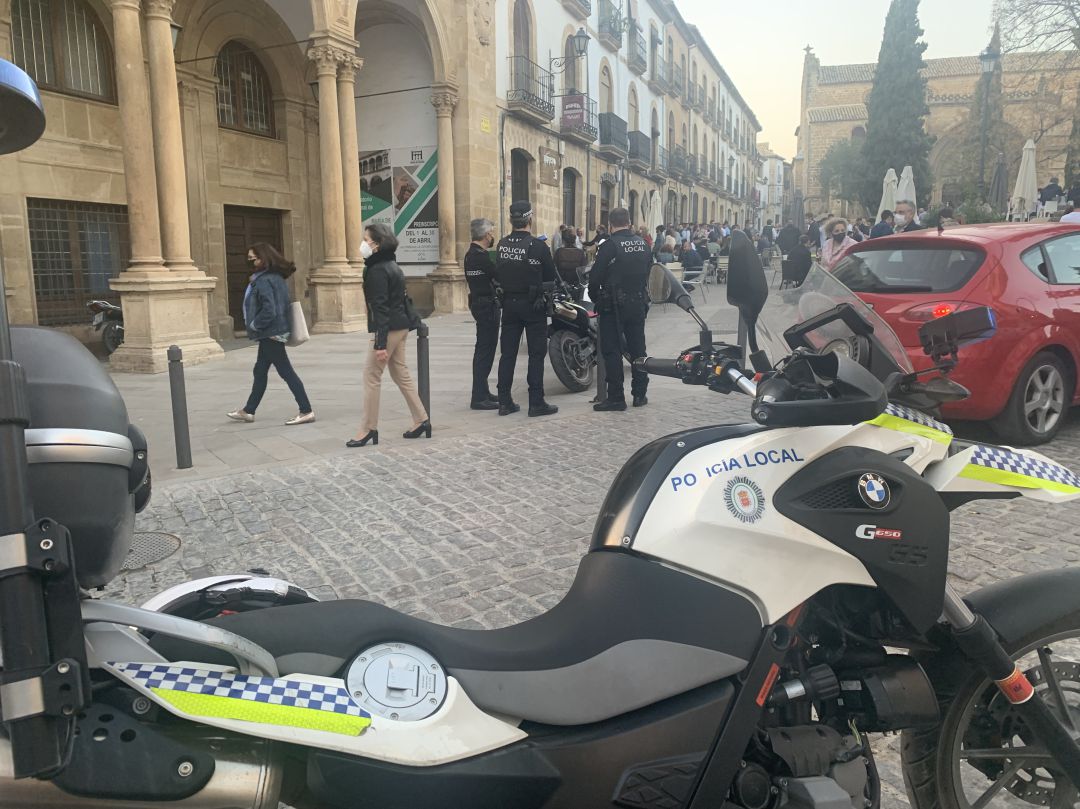 Agentes de la Policía Local patrullan por la plaza Primero de Mayo el Jueves Santo Agentes de la Policía Local patrullan por la plaza Primero de Mayo el Jueves Santo
