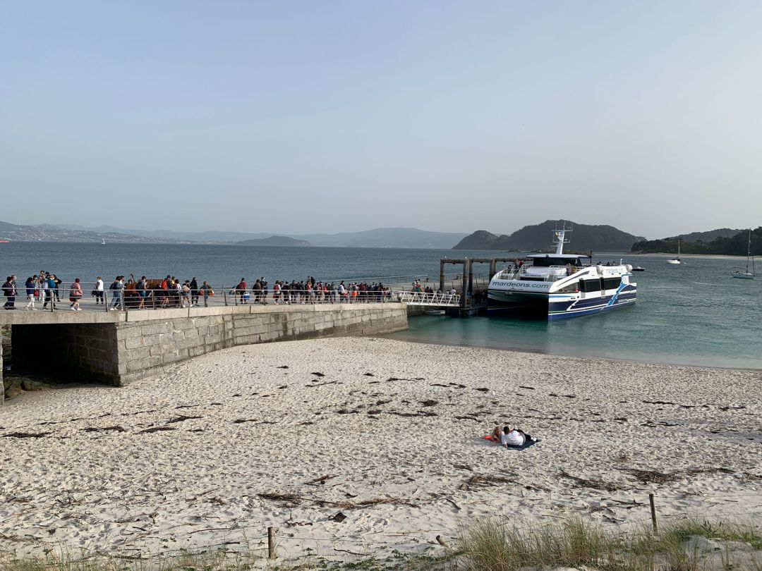 Viajeros subiendo esta Semana Santa al barco que los llevará de nuevo al continente desde el Parque Nacional das Illas Atlánticas Viajeros subiendo esta Semana Santa al barco que los llevará de nuevo al continente desde el Parque Nacional das Illas Atlánticas