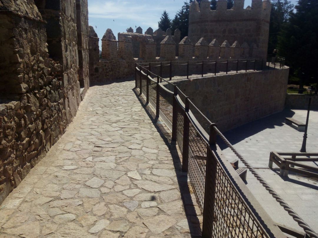 Adarve de la muralla de Ávila Adarve de la muralla de Ávila