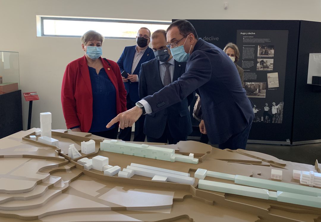Pablo Bellido, presidente de las Cortes Regionales durante la visita que ha girado a Almadén, junto a la alcaldesa Mari Carmen Montes y otros representantes del municipio Pablo Bellido, presidente de las Cortes Regionales durante la visita que ha girado a Almadén, junto a la alcaldesa Mari Carmen Montes y otros representantes del municipio