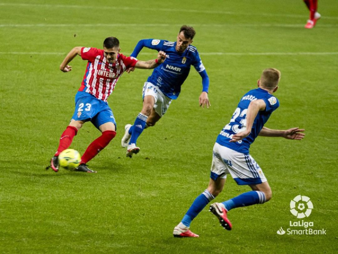 Djurdjevic chuta a puerta en el derbi de la primera vuelta. Djurdjevic chuta a puerta en el derbi de la primera vuelta.