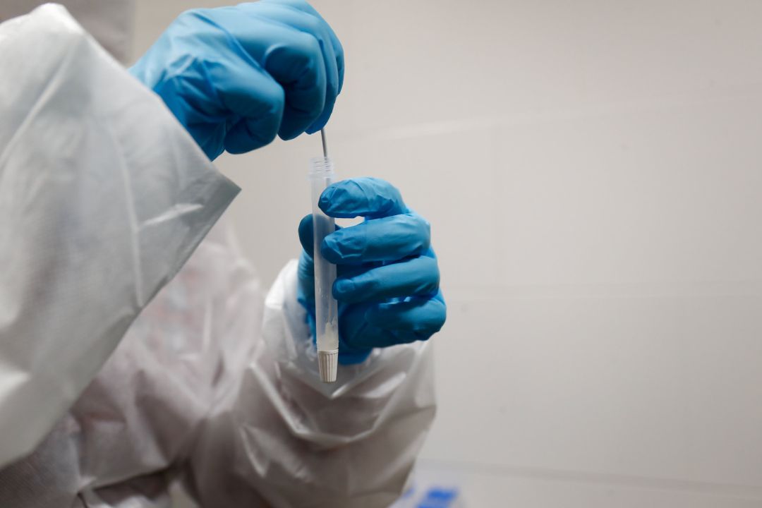 Un trabajadora sanitaria sostiene un test de antígenos preparado para trabajadores de hostelería Un trabajadora sanitaria sostiene un test de antígenos preparado para trabajadores de hostelería