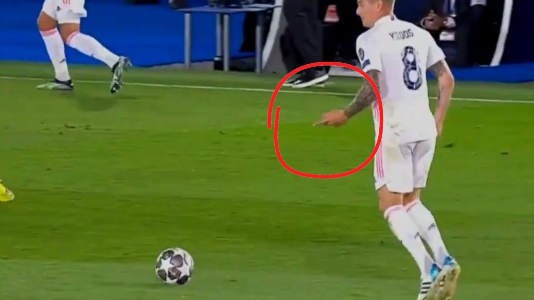 Toni Kroos, en el momento del pase Toni Kroos, en el momento del pase