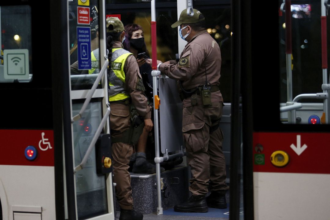 Policías haciendo un control rutinario durante el toque de queda en Santiago (Chile) Policías haciendo un control rutinario durante el toque de queda en Santiago (Chile)