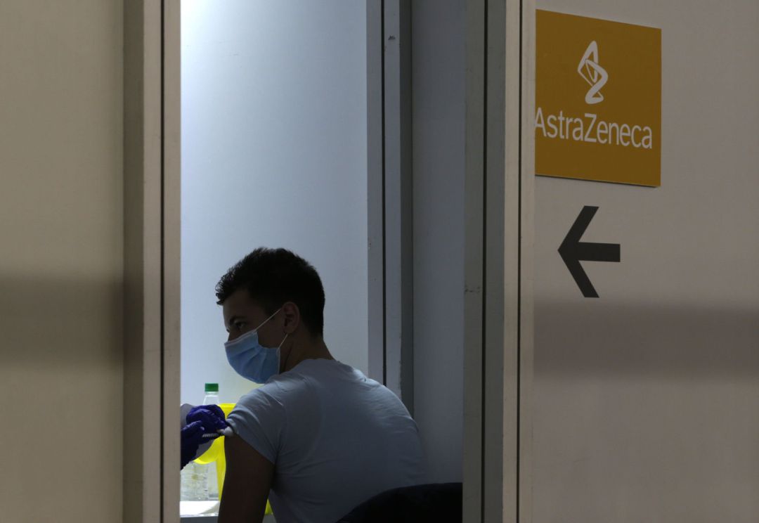 Una persona recibe la vacuna de AstraZeneca en Belgrado, Serbia Una persona recibe la vacuna de AstraZeneca en Belgrado, Serbia