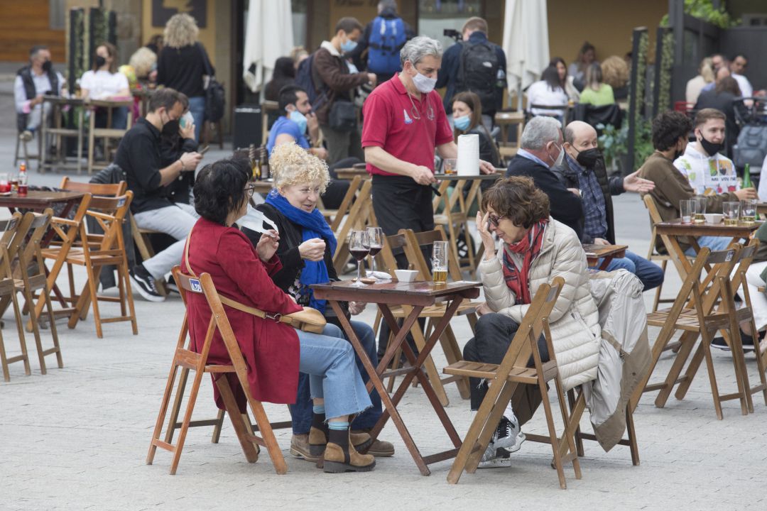 Una terraza llena de gente durante la Semana Santa. Una terraza llena de gente durante la Semana Santa.