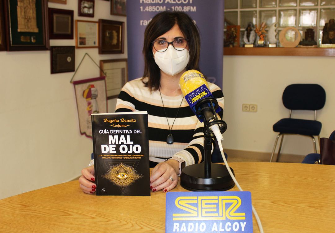 Begoña Beneito con un ejemplar del libro en el estudio de Radio Alcoy Begoña Beneito con un ejemplar del libro en el estudio de Radio Alcoy