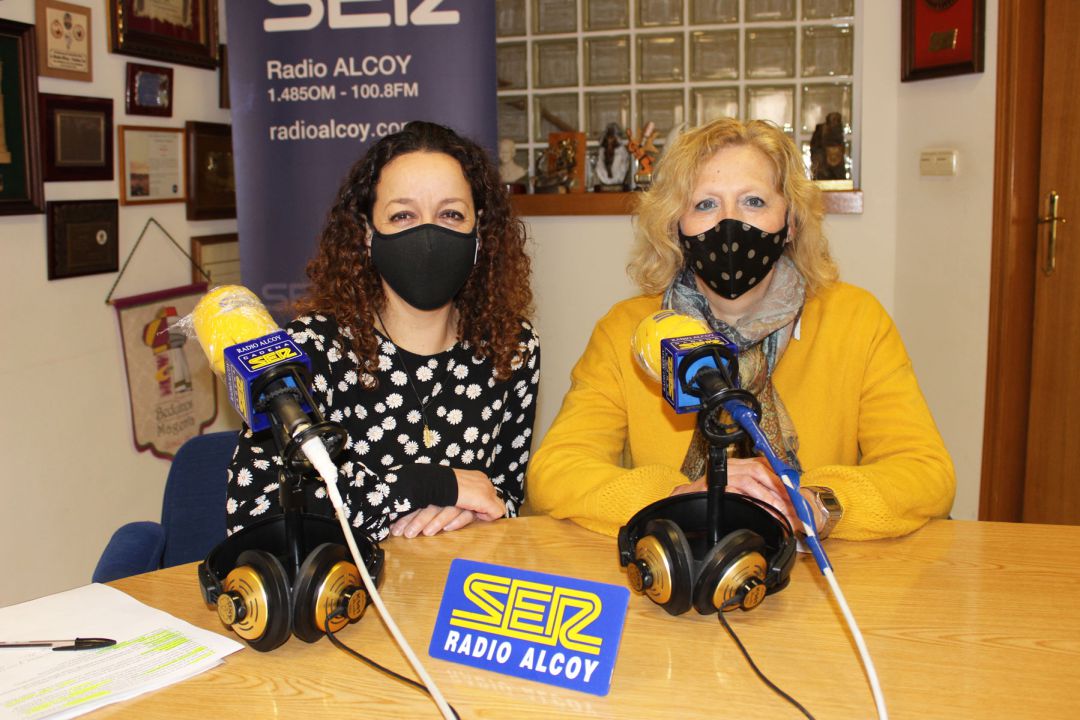 Pilar Martínez y Magdalena Alvárez, en los estudios de Radio Alcoy Pilar Martínez y Magdalena Alvárez, en los estudios de Radio Alcoy