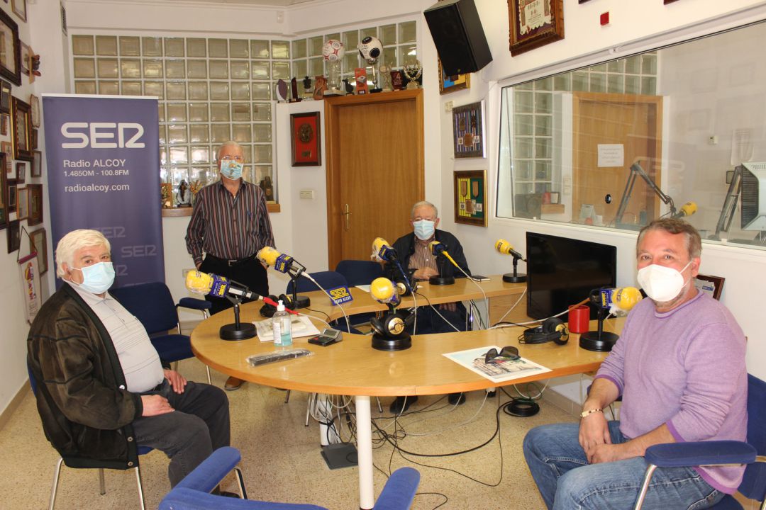 Rubén Mullor, Miquel Martí y Ramón Micó, junto a Paco Aznar, en el estudio de Radio Alcoy Rubén Mullor, Miquel Martí y Ramón Micó, junto a Paco Aznar, en el estudio de Radio Alcoy