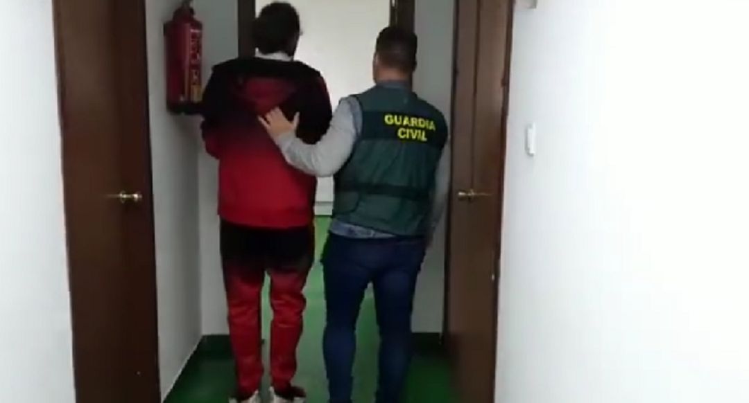Un agente acompaña al agresor. Un agente acompaña al agresor.