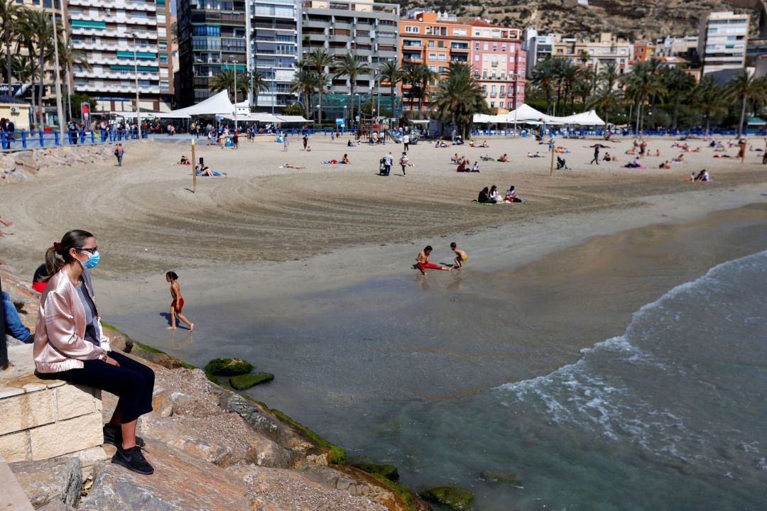 Turistas en la playa del Postiguet de Alicante esta Semana Santa. Turistas en la playa del Postiguet de Alicante esta Semana Santa.